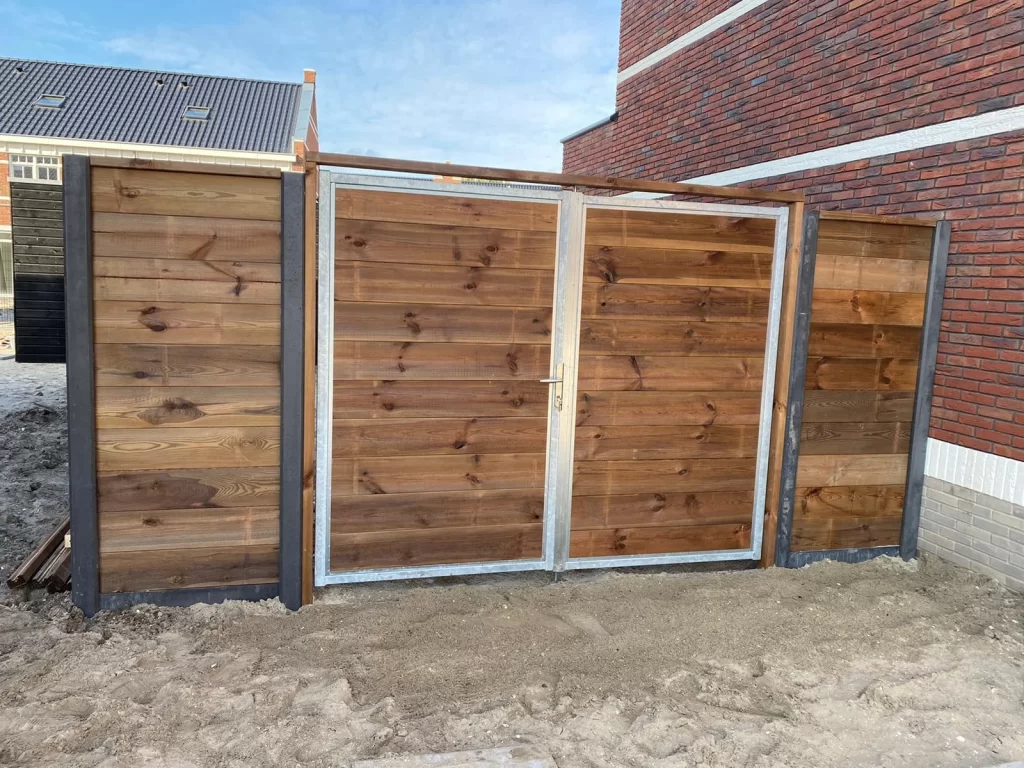 houten shutters buiten verticaal foto
